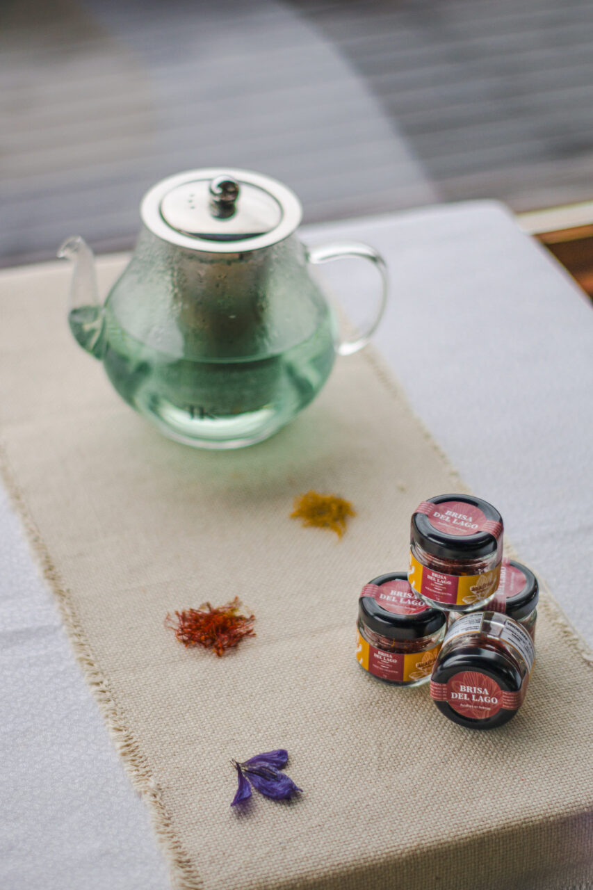 Productos e infusión de azafrán de Brisa del Lago