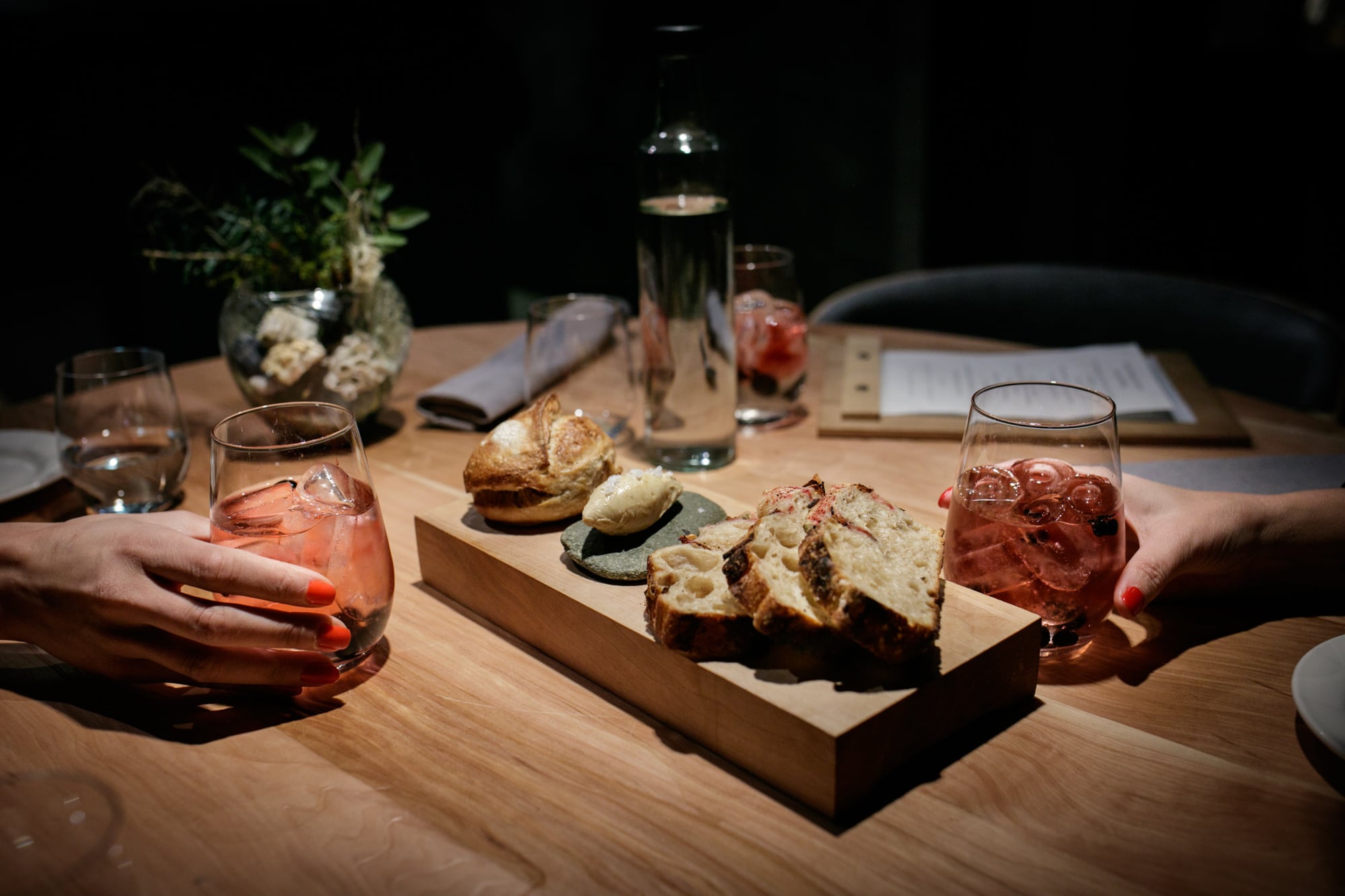 Tabla de panes de la casa y tragos en Kalma Restó