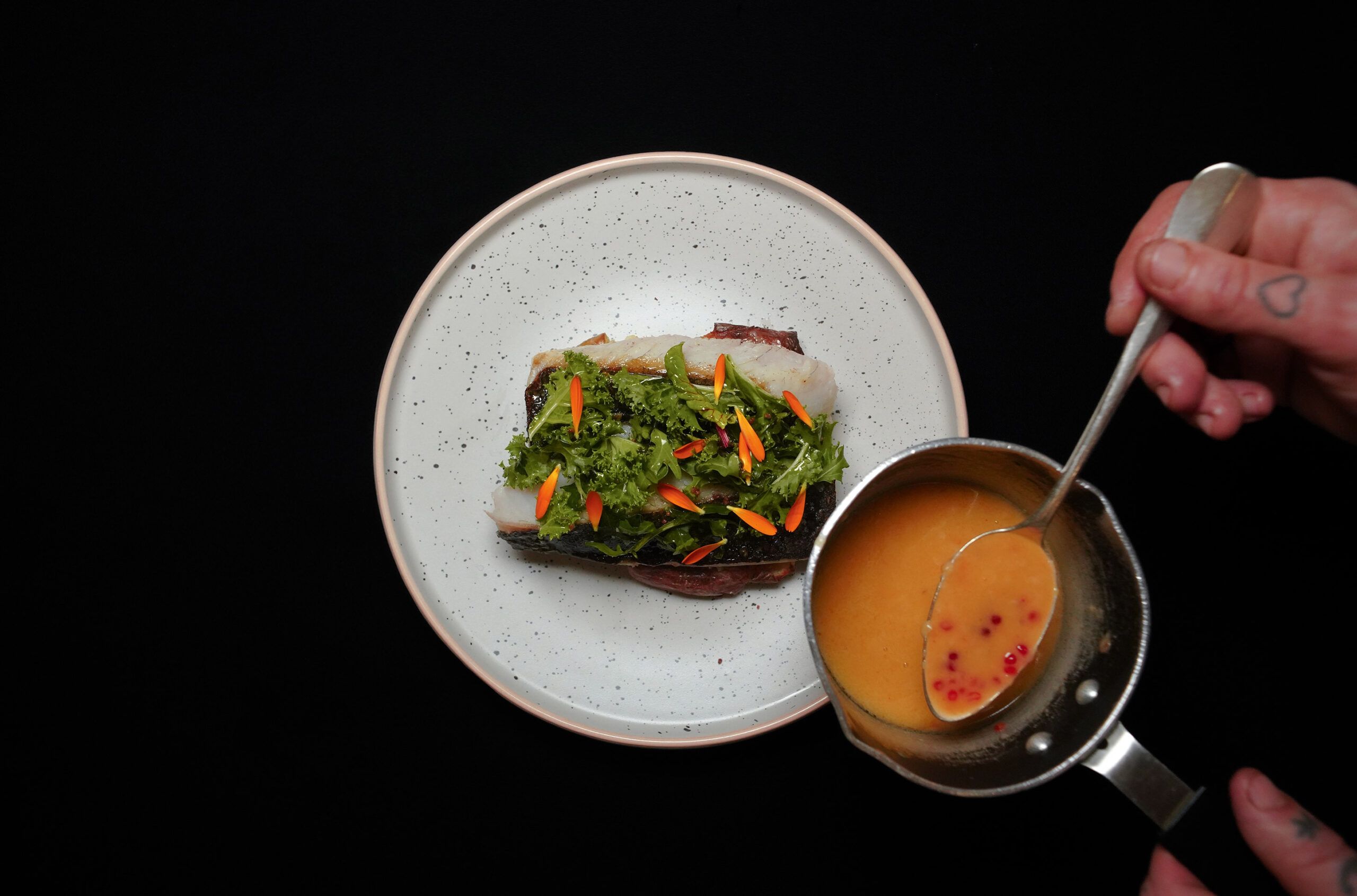 Salmón salvaje con hierbas y salsa en Kalma Restó