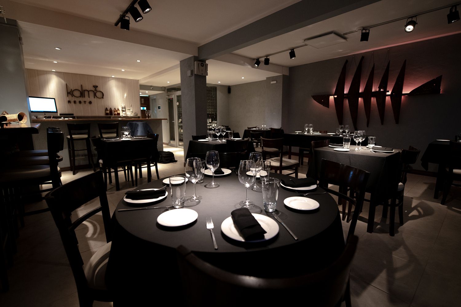 Salón de Kalma Restó con mesas puestas y luz cálida