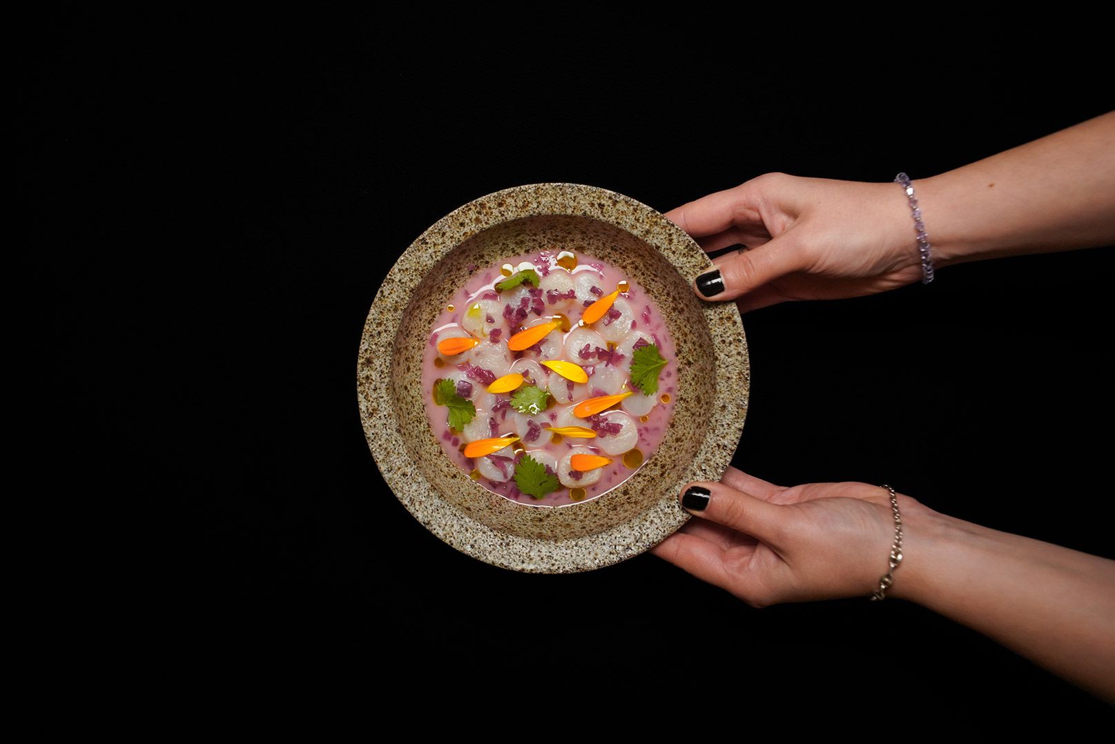 Vieiras con flores y brotes en Kalma Restó