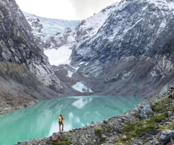 Trekking frente al Glaciar Torrecillas
