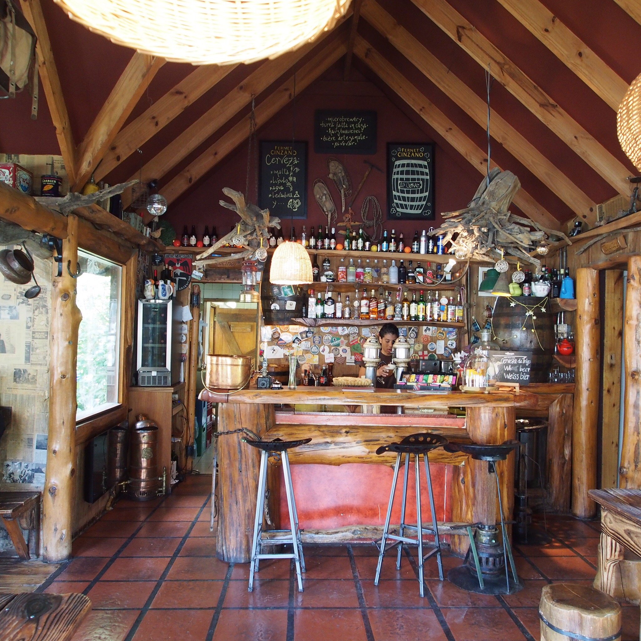 Barra de madera y techo de troncos en La Cervecería