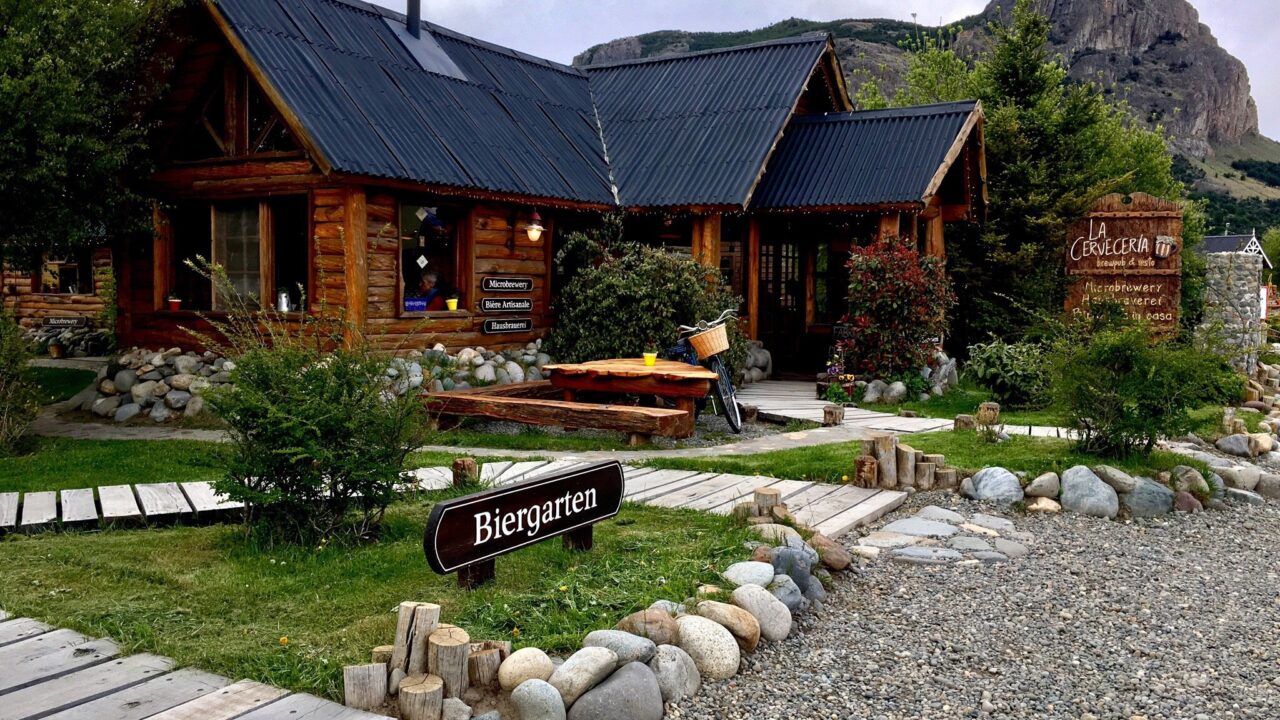 La Cervecería de El Chaltén: casa de troncos con biergarten y cerros detrás