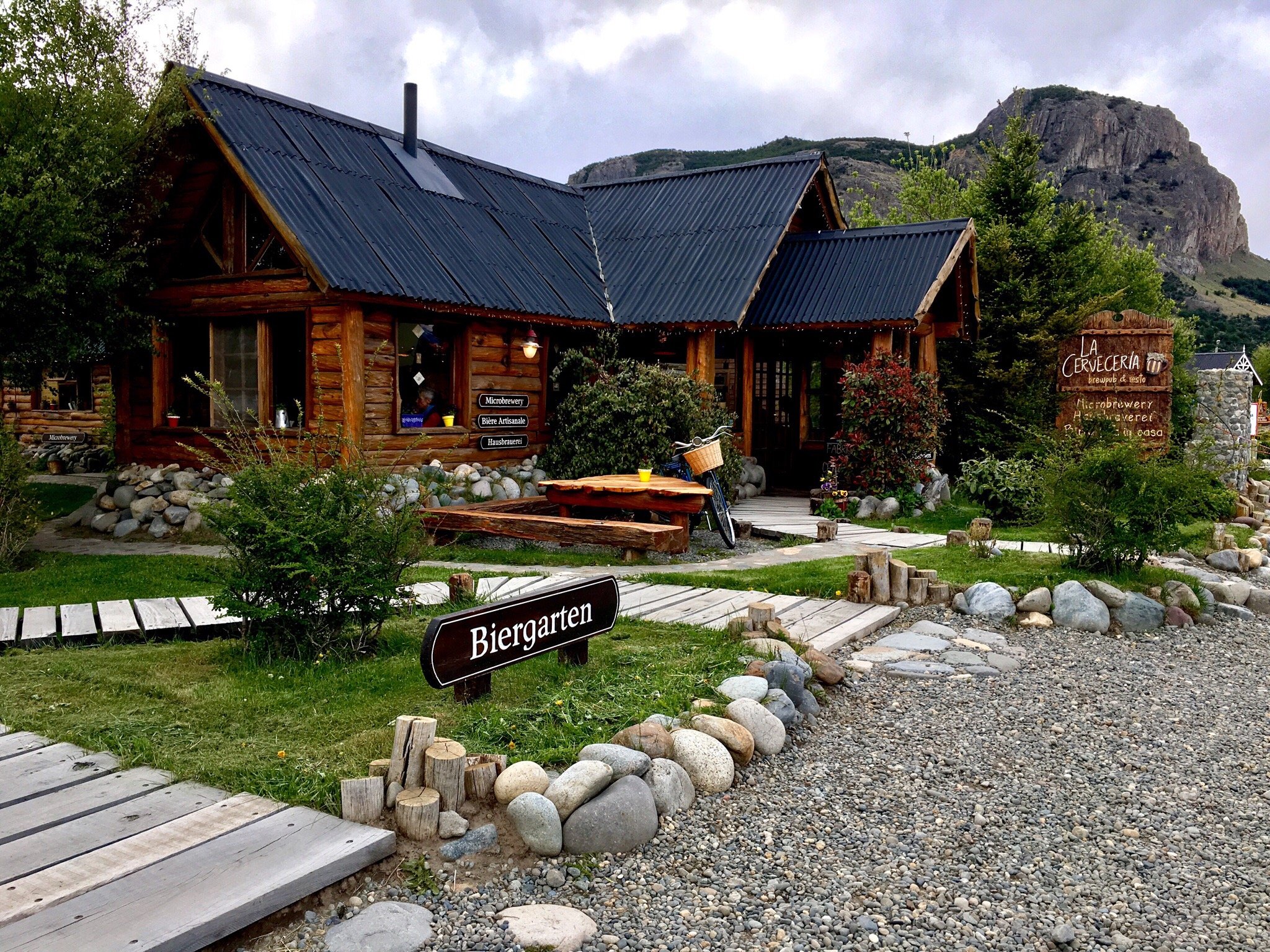 La Cervecería de El Chaltén: casa de troncos con biergarten y cerros detrás