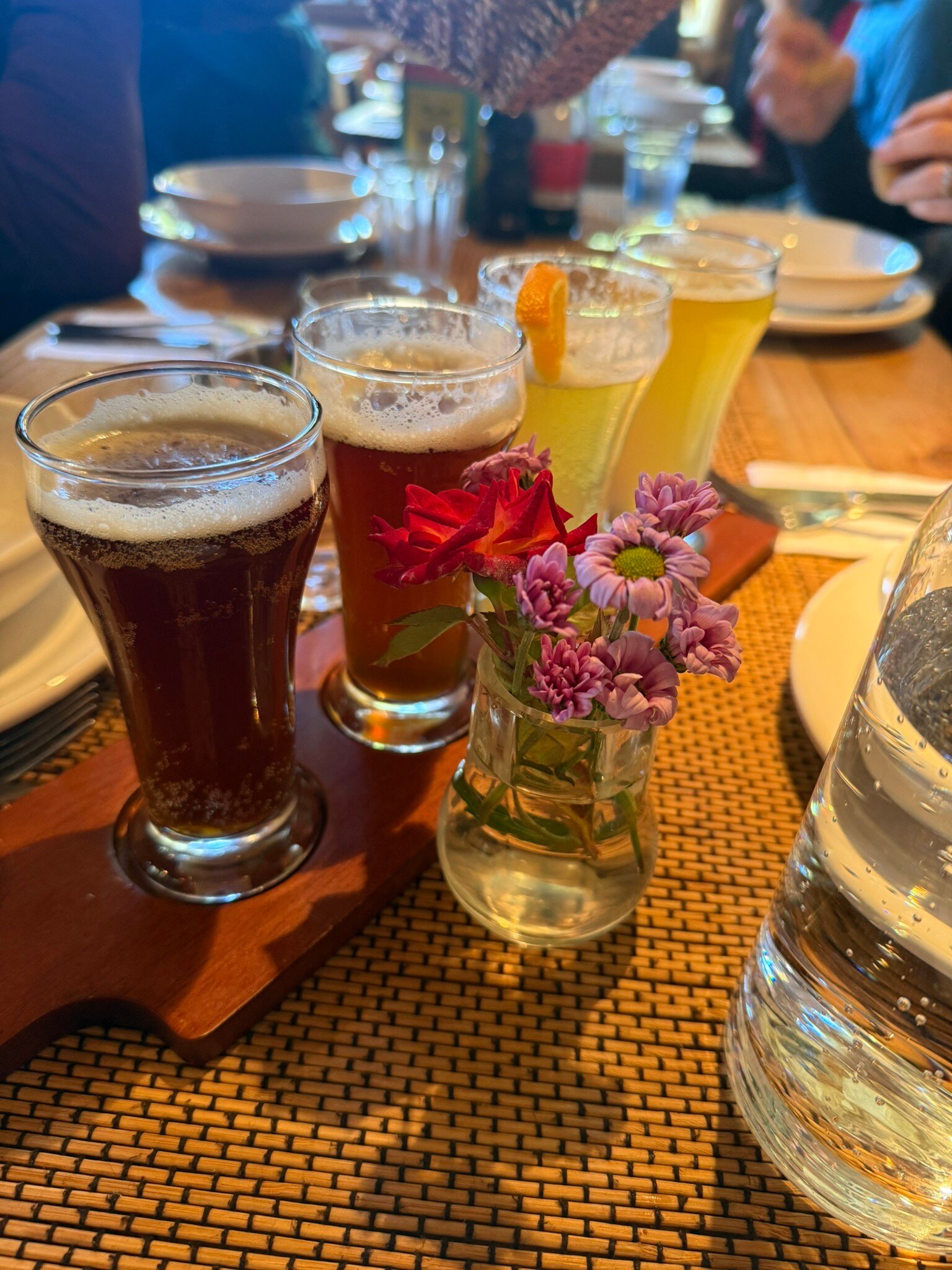 Degustación de cervezas de la casa en La Cervecería de El Chaltén