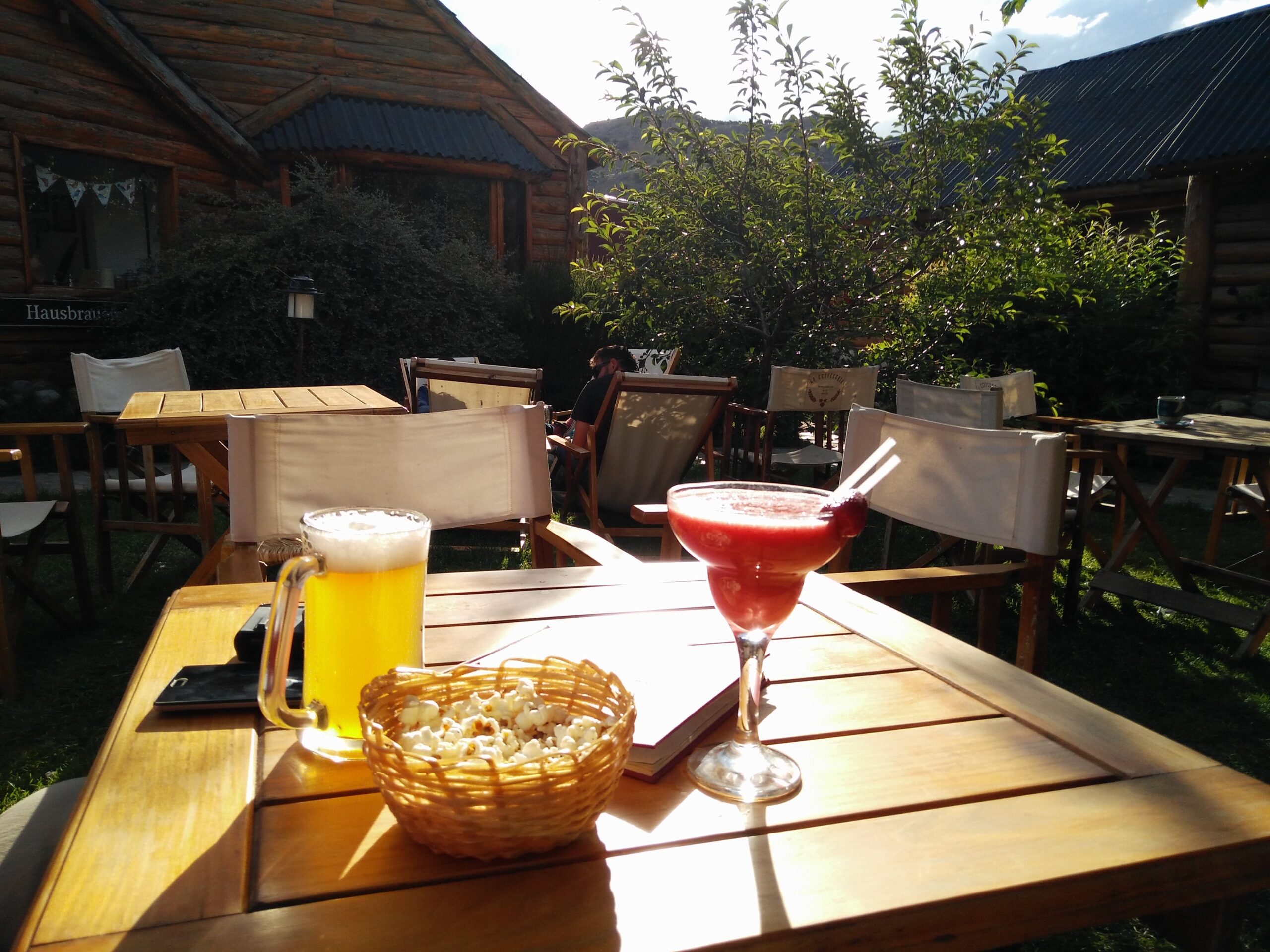 Pinta y trago al sol en el jardín de La Cervecería