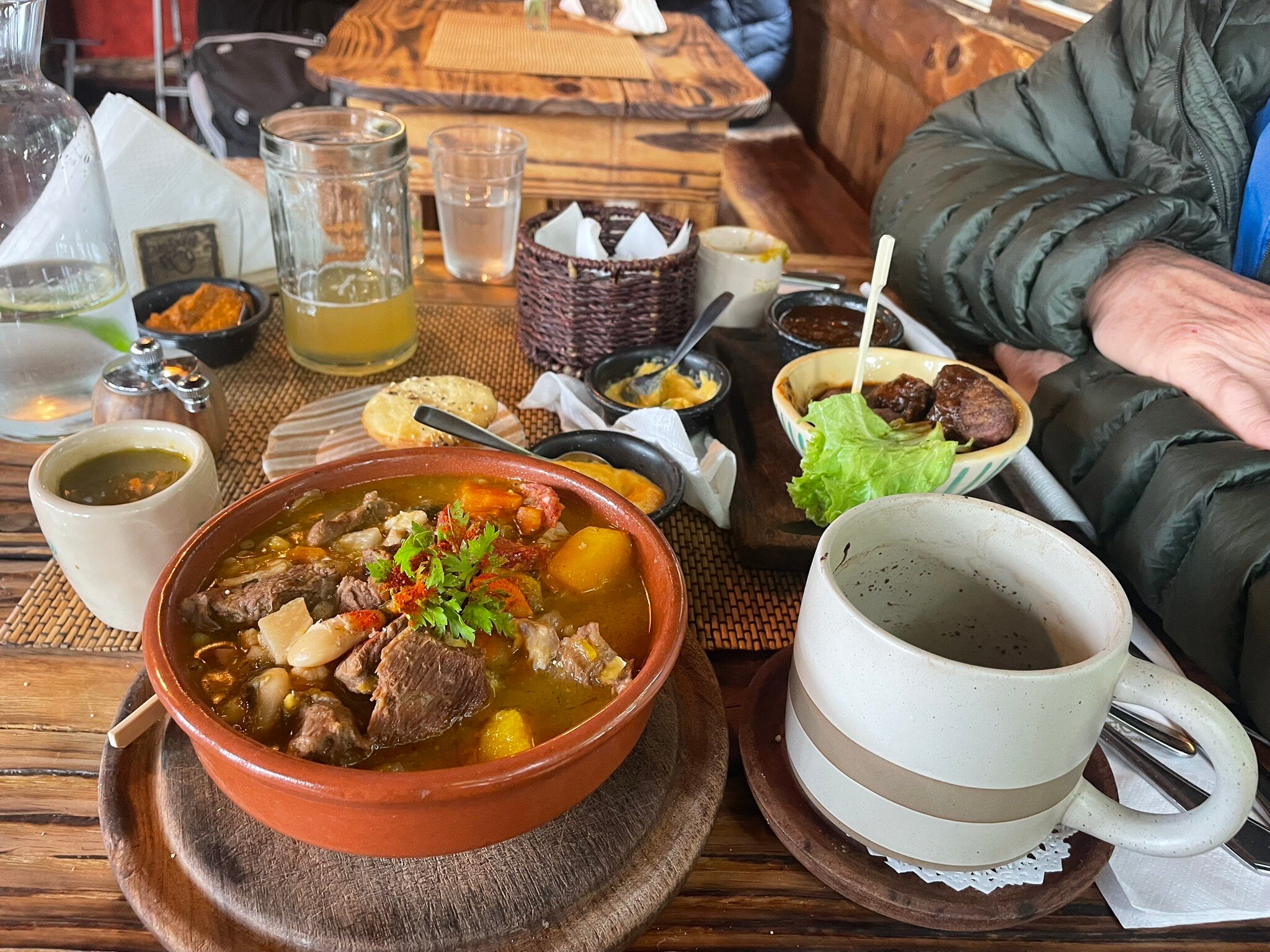 Locro casero en cazuela de barro en La Cervecería