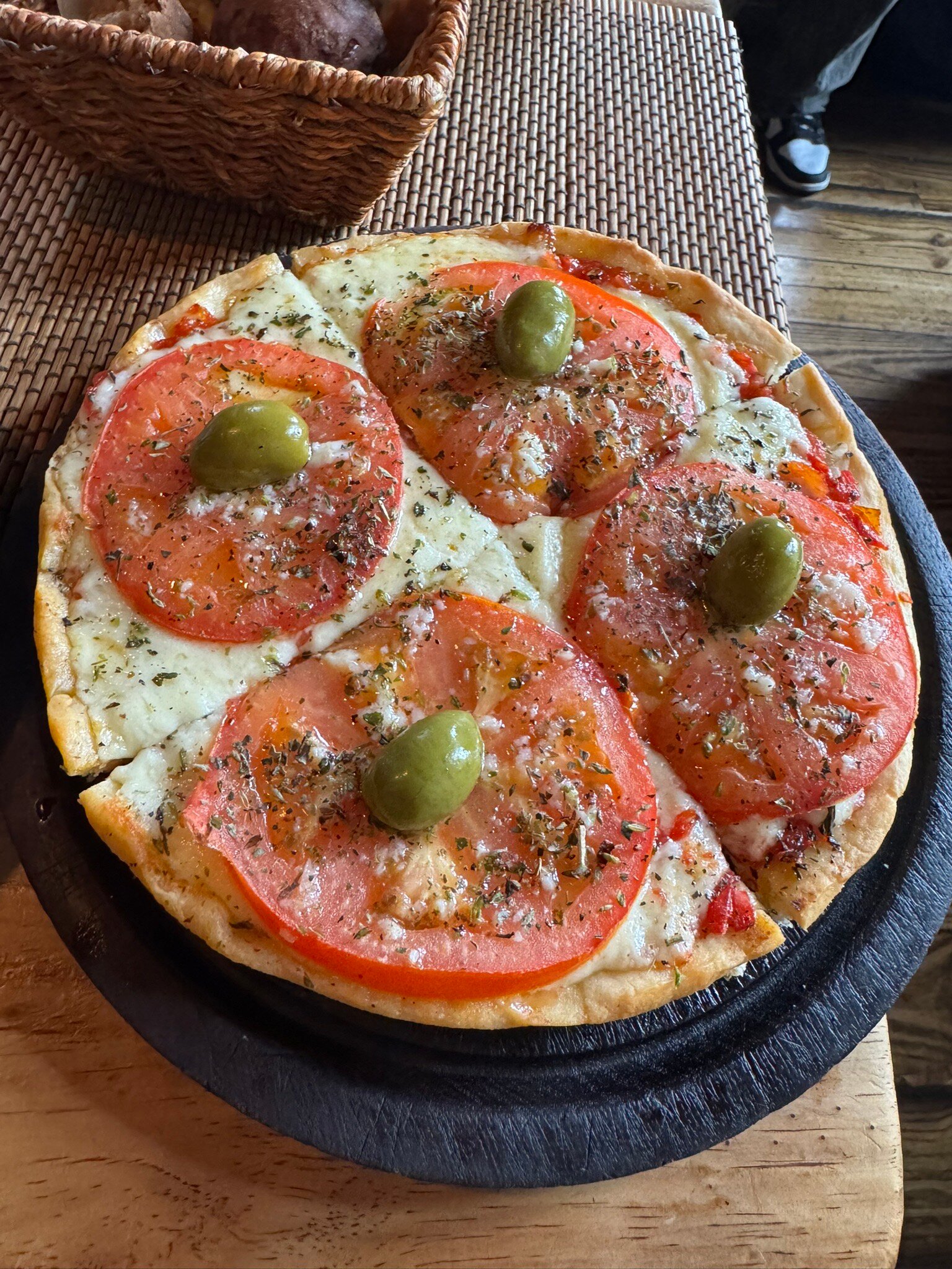 Pizza con tomate y aceitunas en La Cervecería