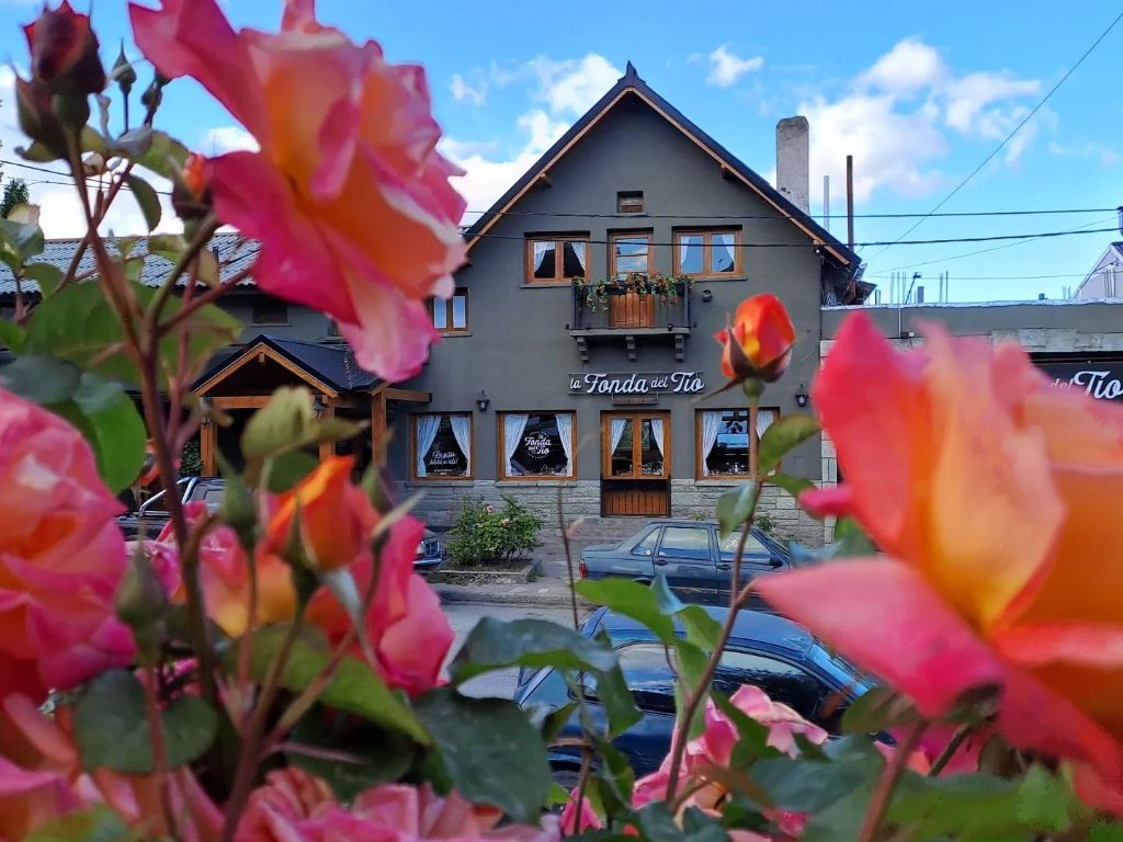 Fachada de La Fonda del Tío en calle Mitre, Bariloche
