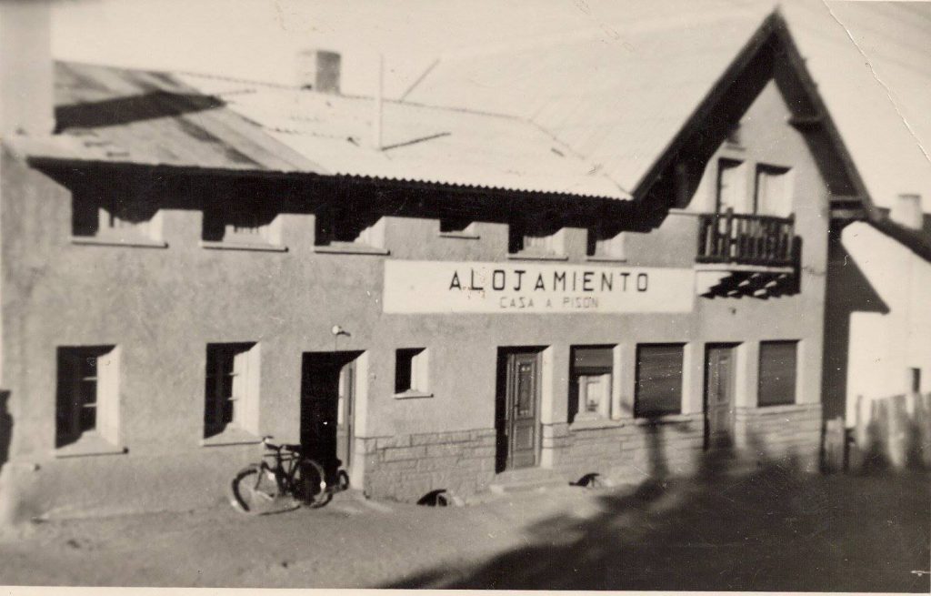 Foto histórica de la casa de alojamiento familiar donde nació La Fonda del Tío