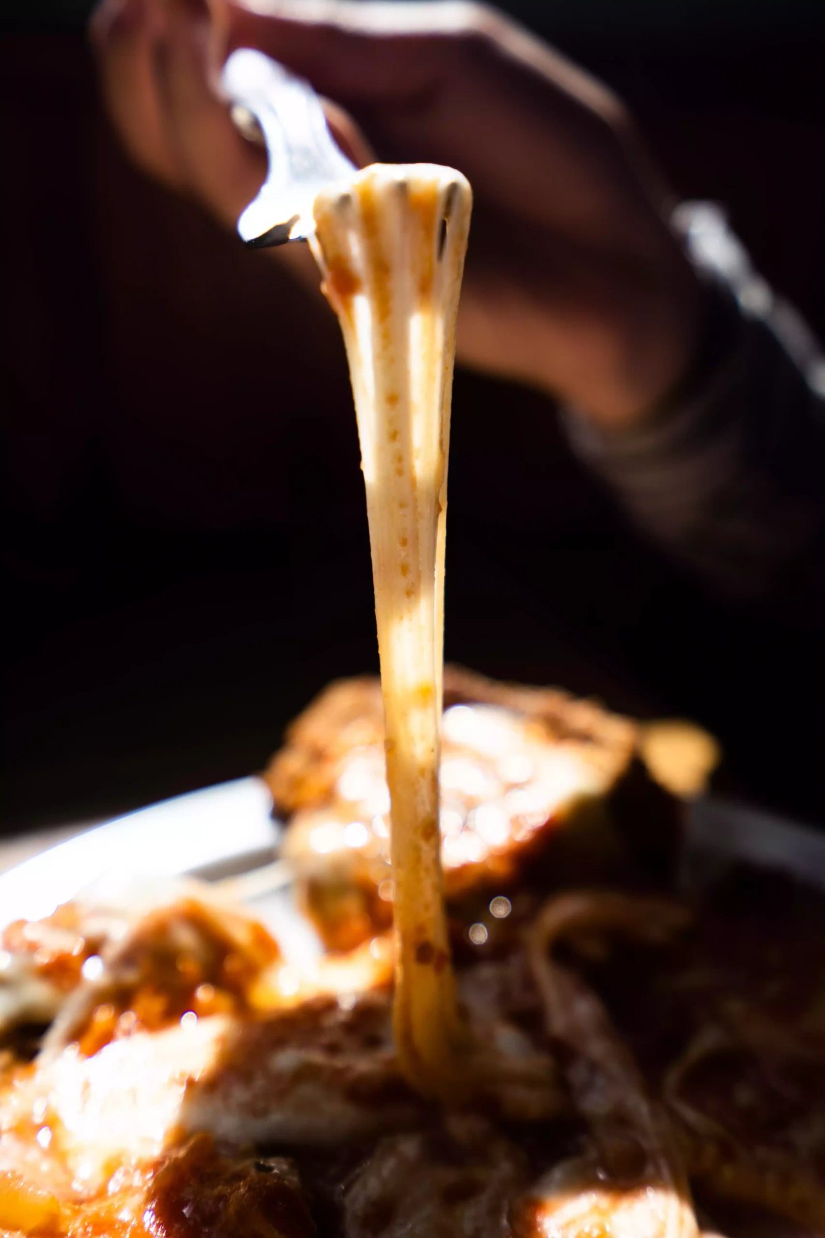 Queso hilando de la milanesa napolitana de La Fonda del Tío