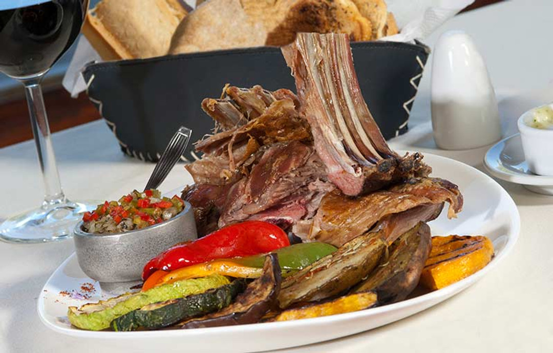 Plato de cordero patagónico con papas y morrones asados