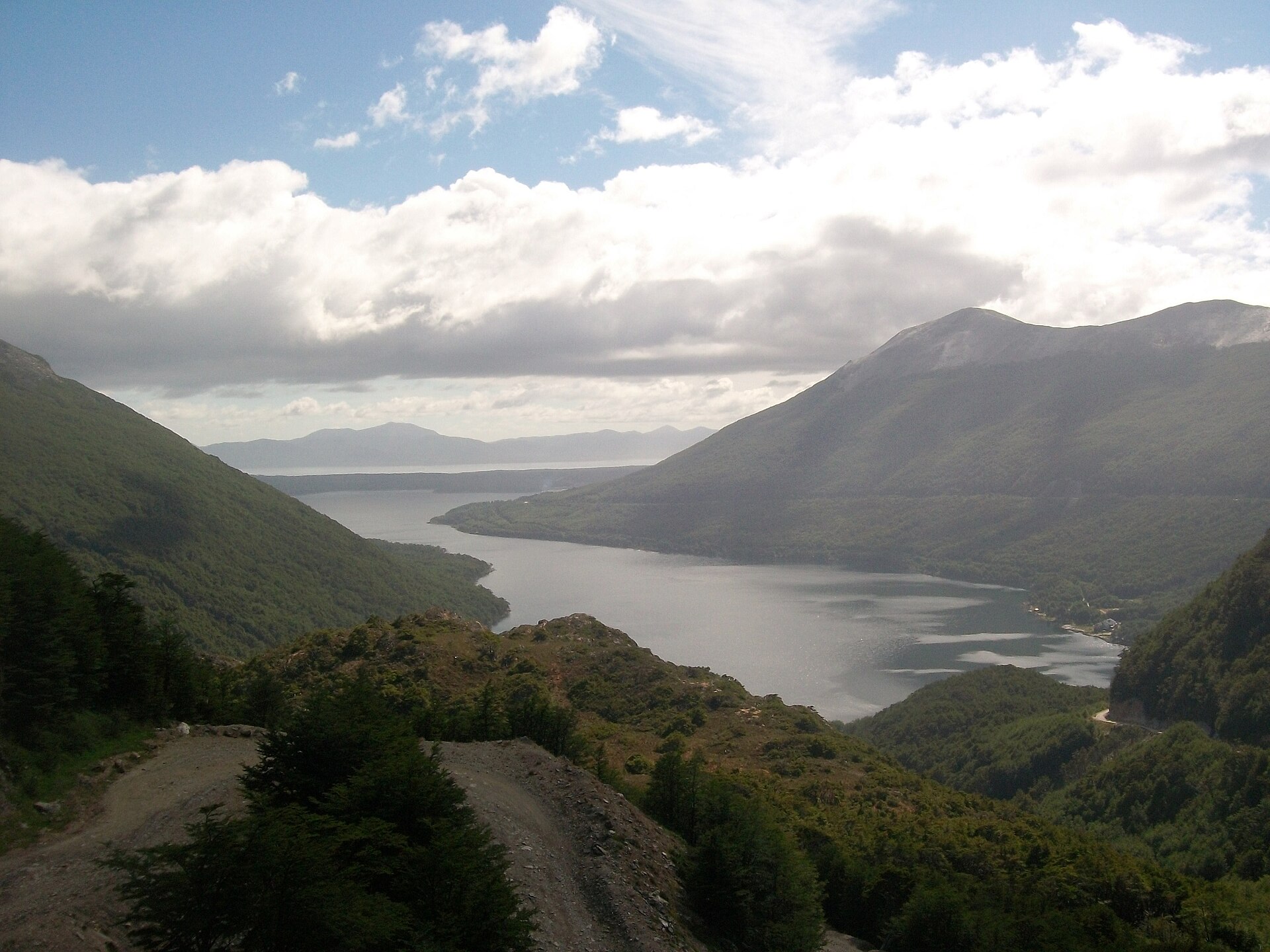 Lago Escondido entre montañas y bosques de Tierra del Fuego
