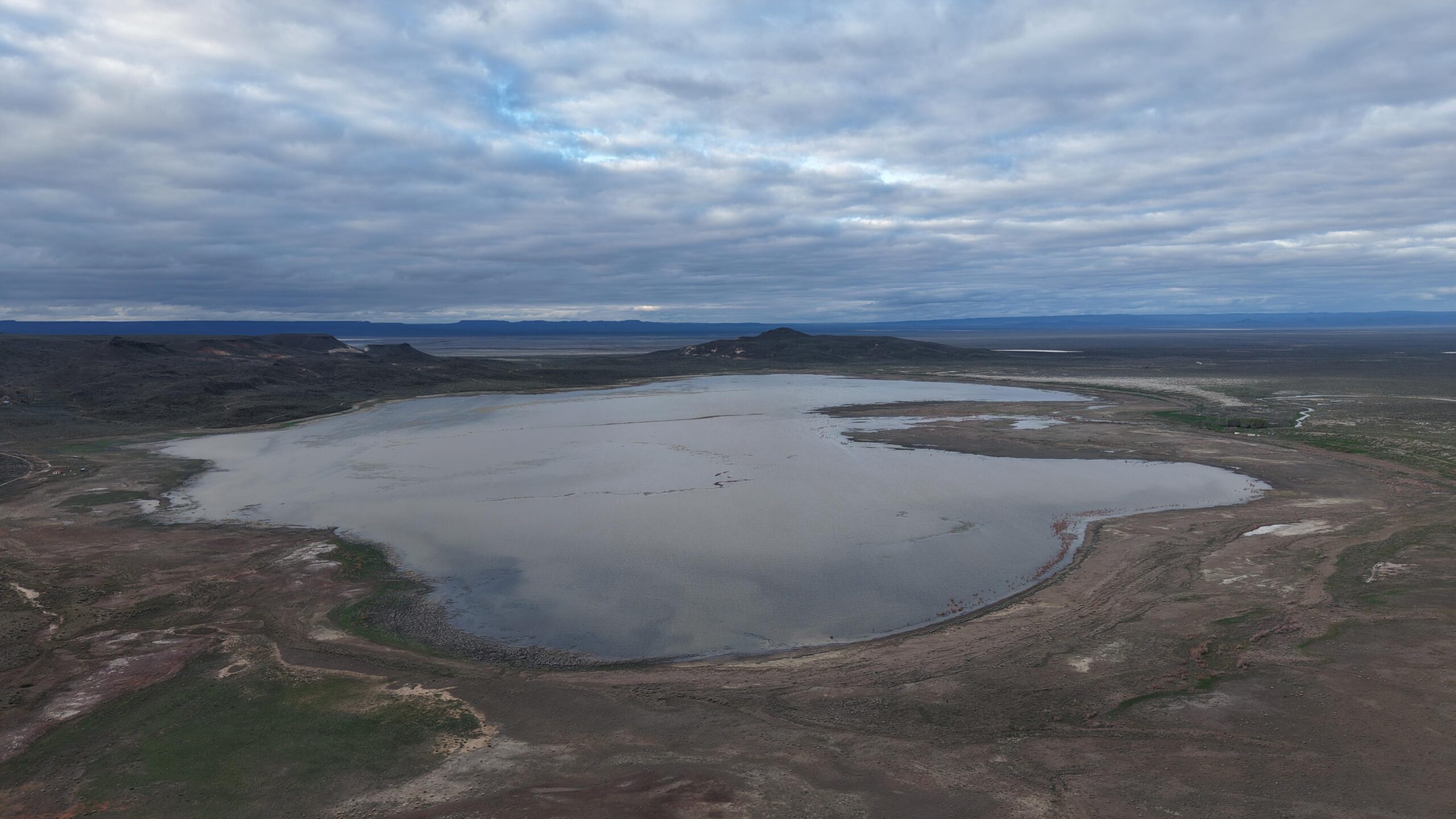 Vista aérea de la laguna Carrilaufquen otra vez con agua, rodeada de la estepa y las mesetas de la Región Sur de Río Negro, cerca de Ingeniero Jacobacci