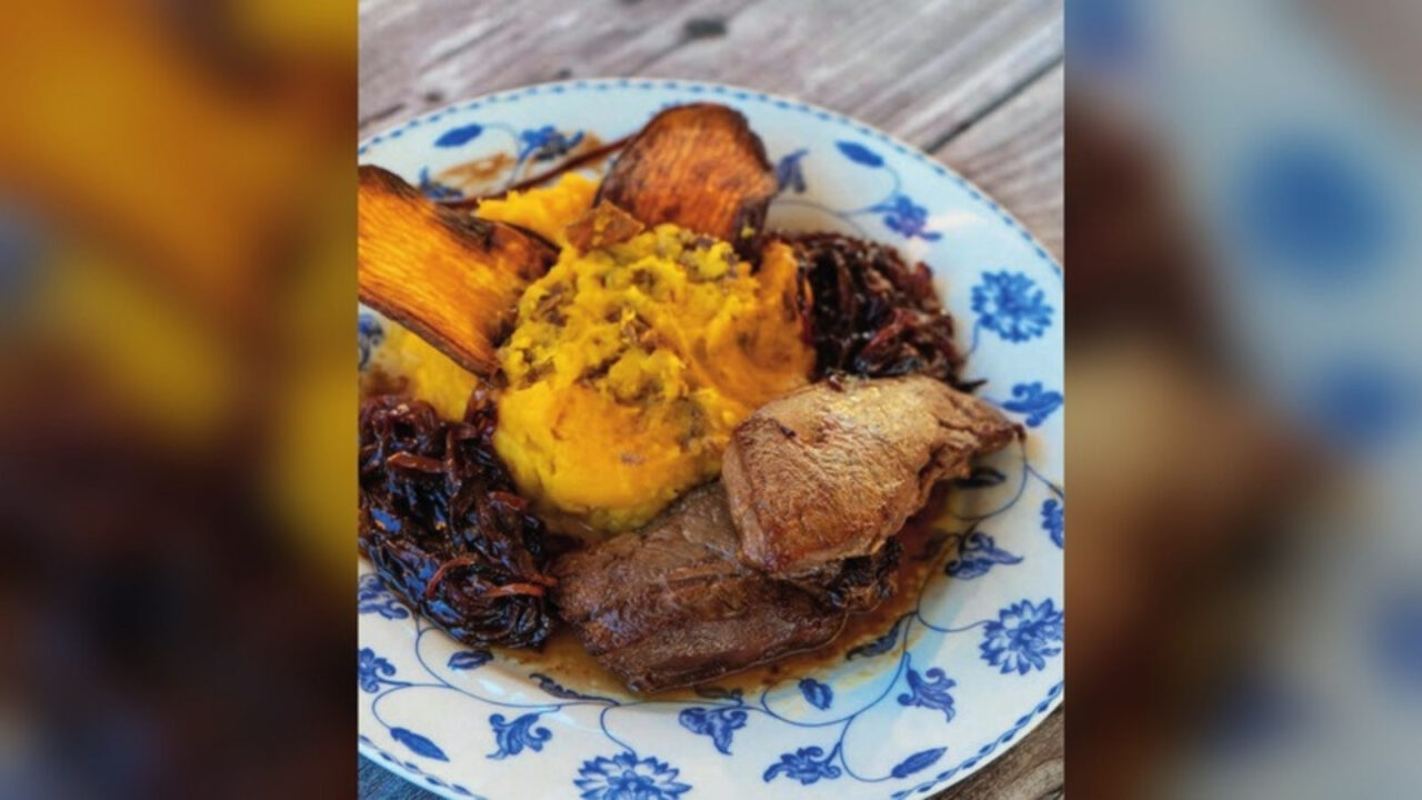 Medallones de lomo de guanaco con puré de batata, chips de batata y cebolla caramelizada al Malbec