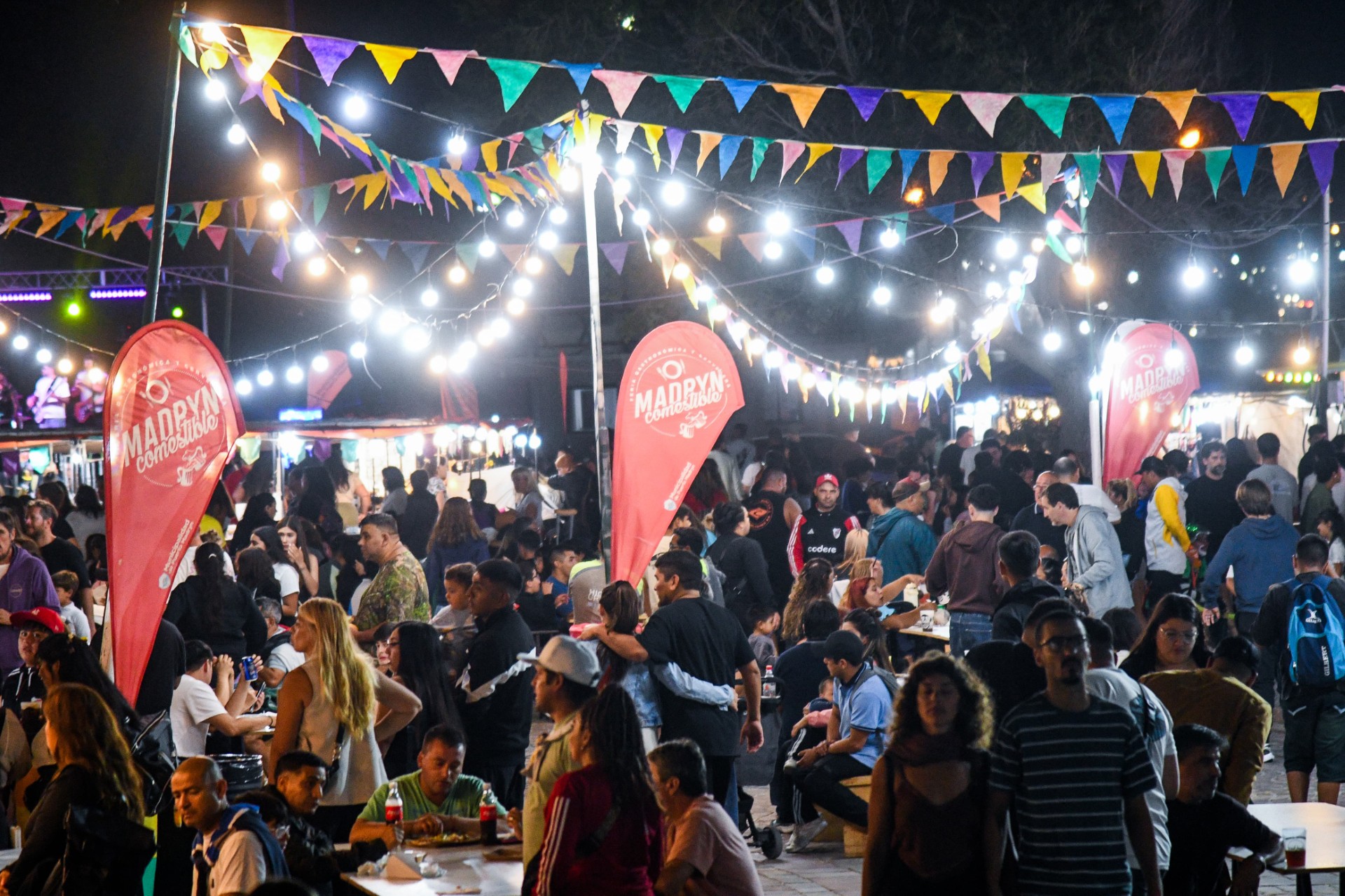 Feria gastronómica Madryn Comestible en el Muelle Piedra Buena de Puerto Madryn