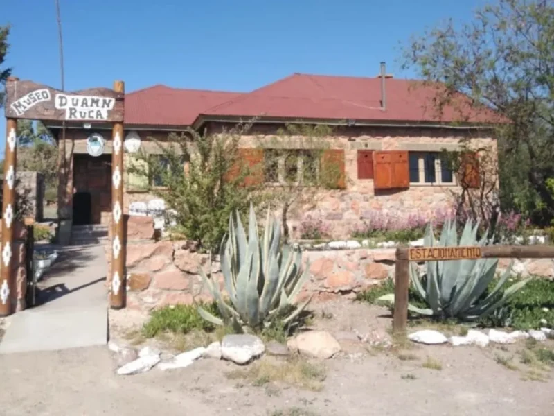 Edificio de la antigua estafeta postal donde funciona el Museo Duamn Ruca en Sierra Vieja, Sierra Grande