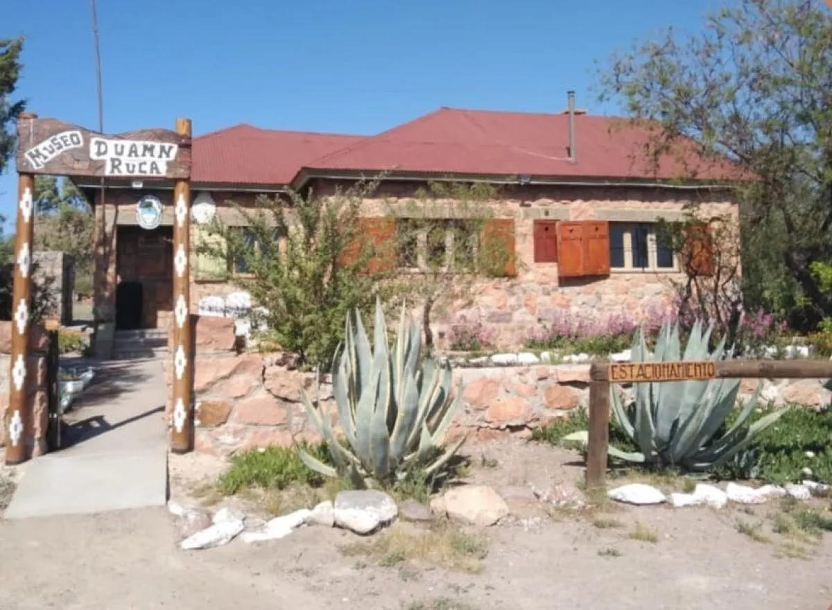 Edificio de la antigua estafeta postal donde funciona el Museo Duamn Ruca en Sierra Vieja, Sierra Grande