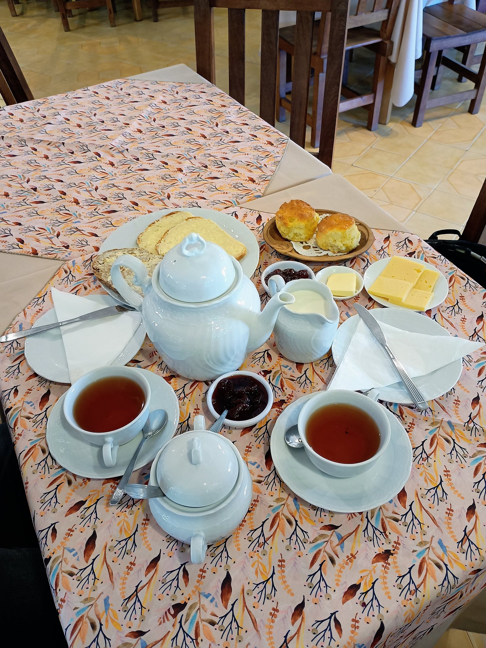 Mesa de té con teteras y scones en Nain Maggie