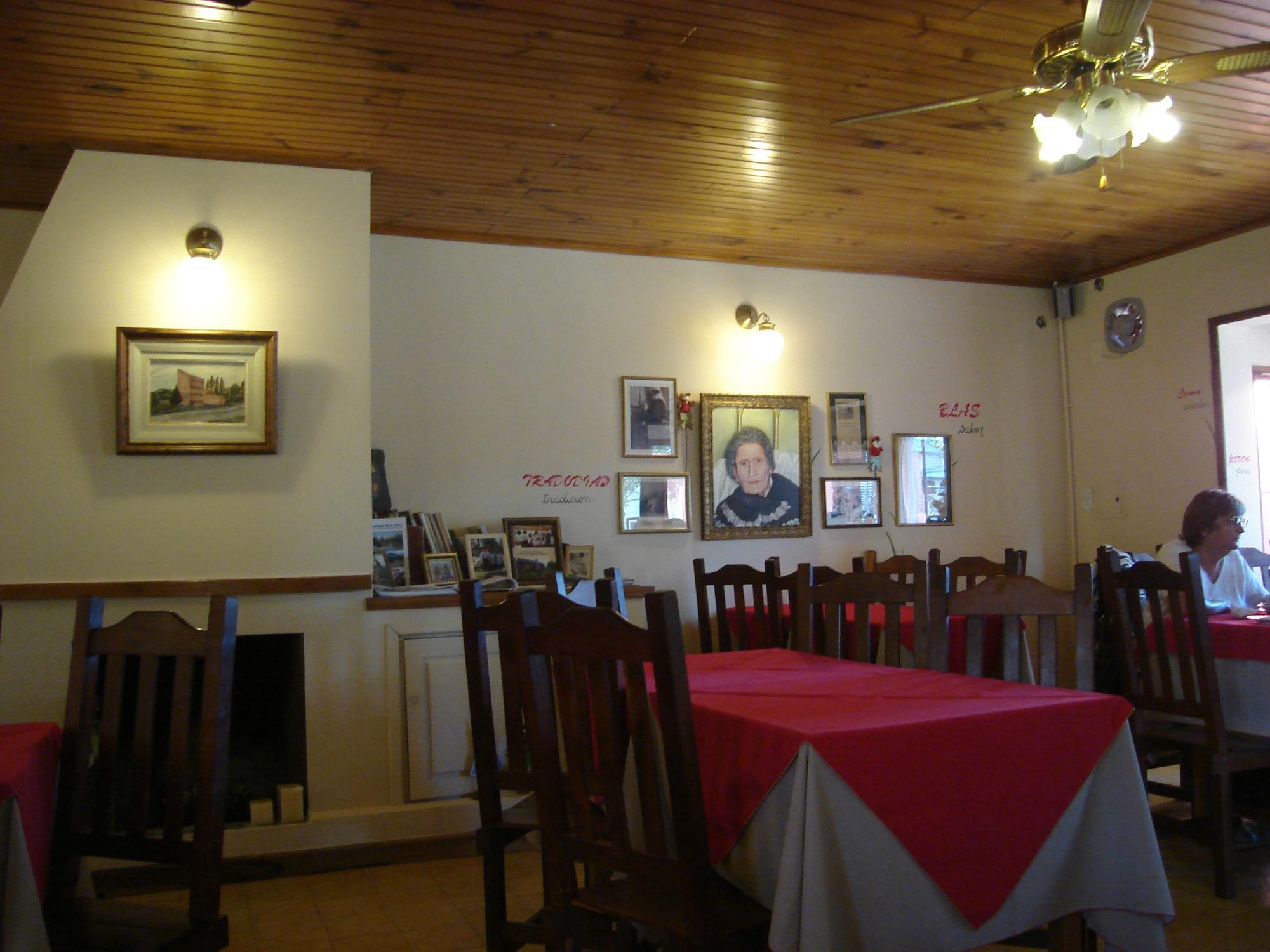 Salón de Nain Maggie con retratos familiares