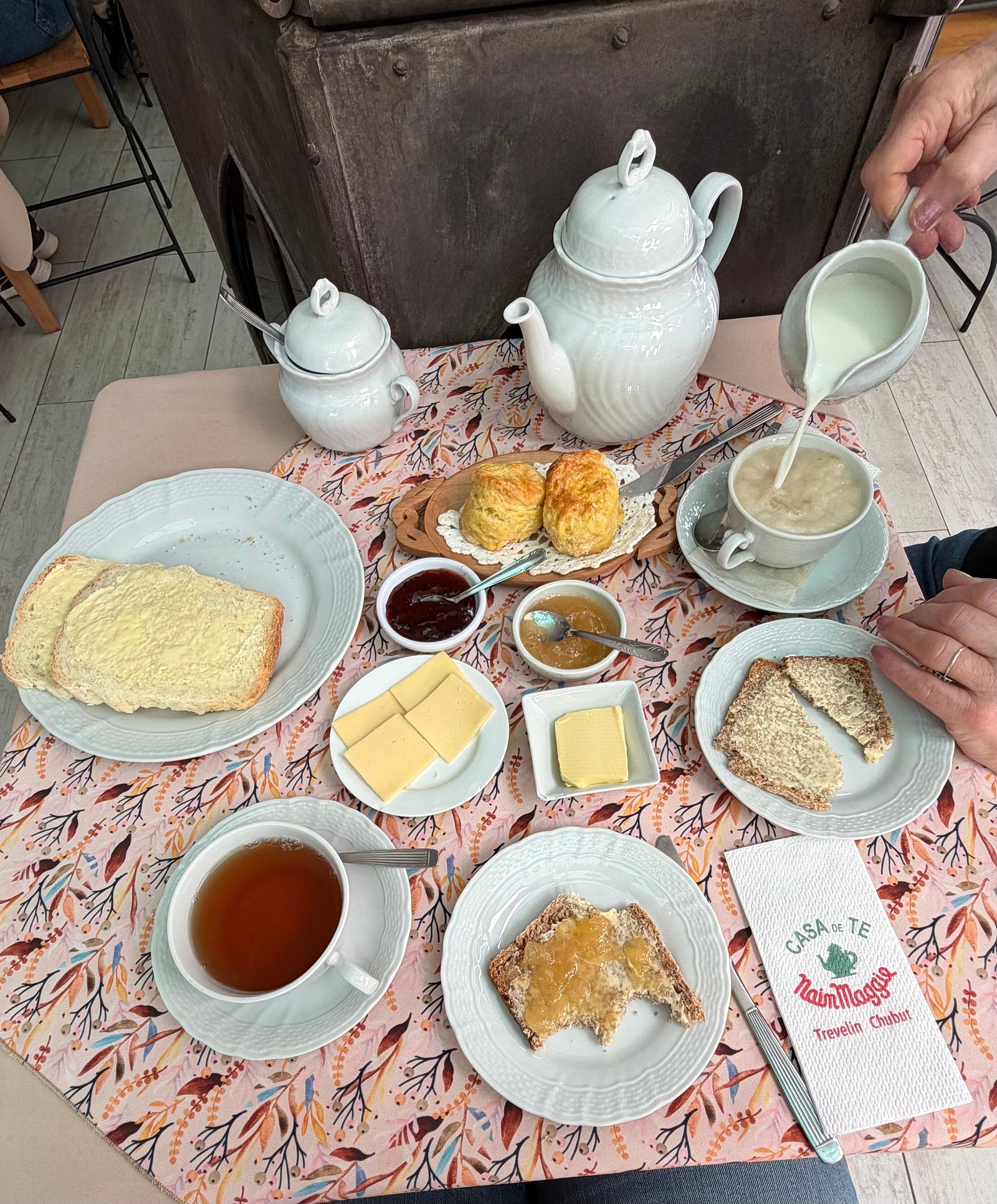 Té galés completo con scones y pan casero en Nain Maggie
