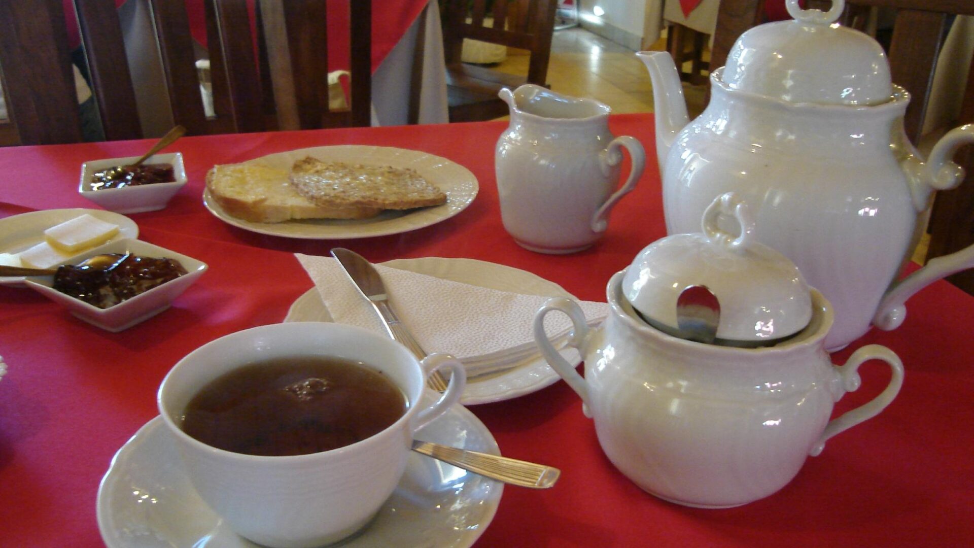 Servicio de té galés con tetera de porcelana y torta en la casa de té Nain Maggie, Trevelin