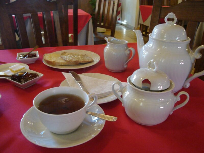 Servicio de té galés con tetera de porcelana y torta en la casa de té Nain Maggie, Trevelin