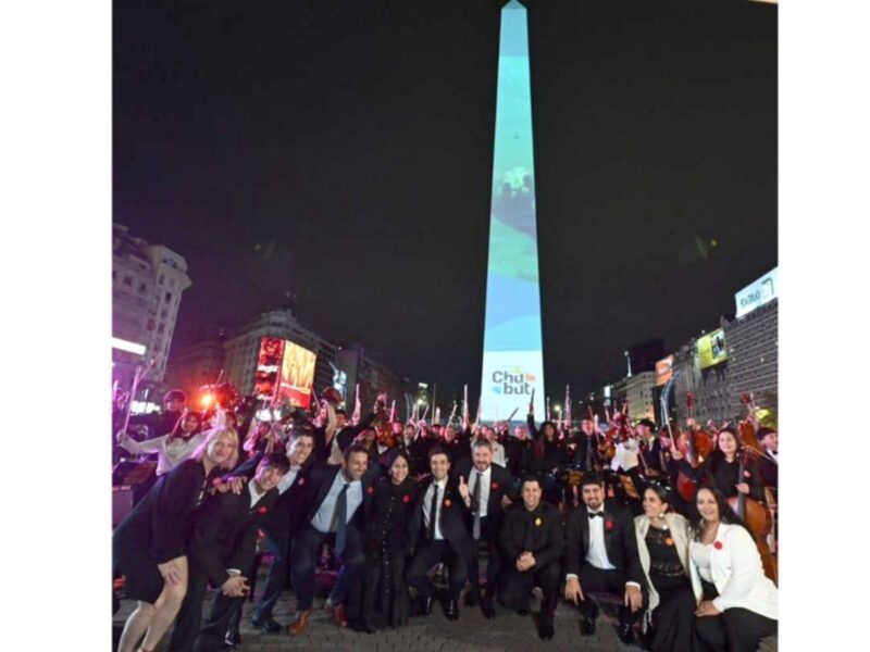 El Obelisco porteño iluminado con imágenes de los paisajes de Chubut