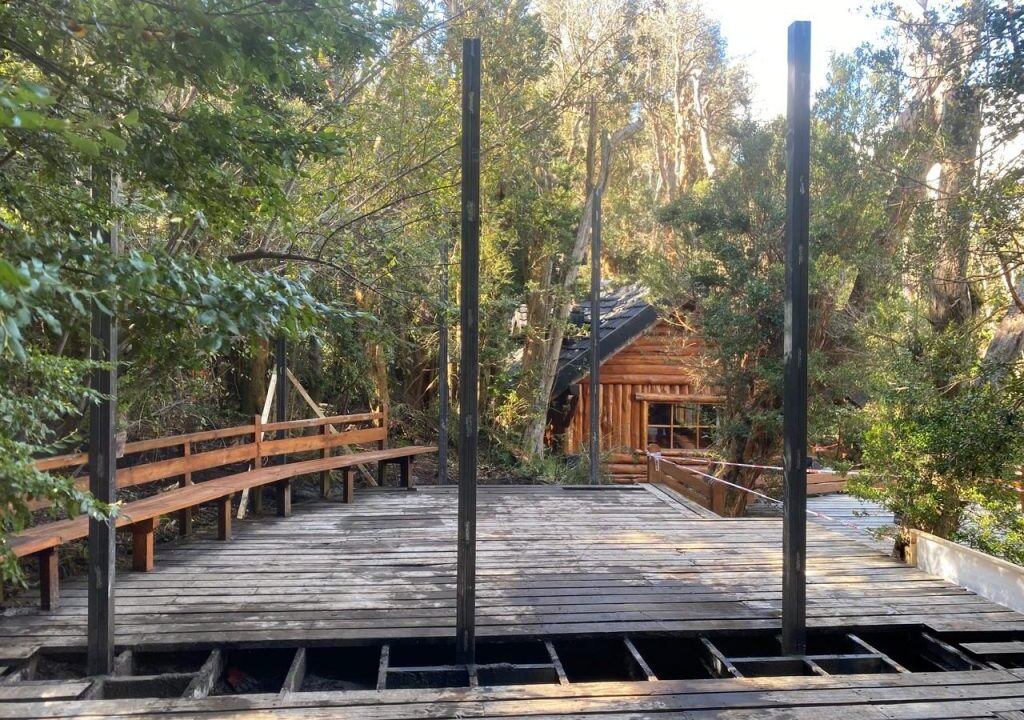 Pasarela de madera en obra junto a la casita de té del Bosque de Arrayanes, en Puerto Quetrihué, Villa La Angostura