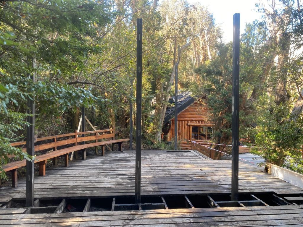 Pasarela de madera en obra junto a la casita de té del Bosque de Arrayanes, en Puerto Quetrihué, Villa La Angostura