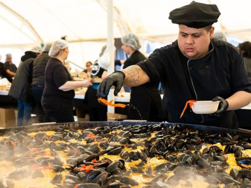 Paelleras gigantes con paella valenciana en el aniversario de Ushuaia