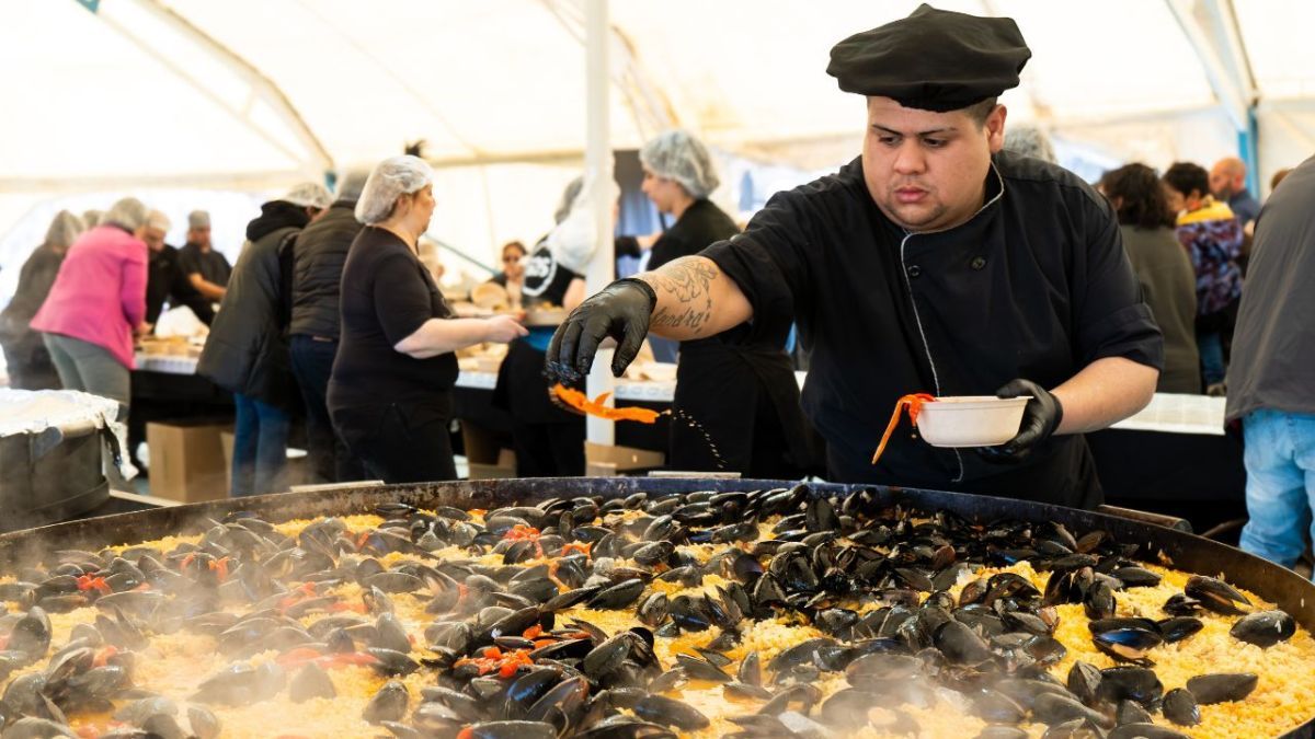 Paelleras gigantes con paella valenciana en el aniversario de Ushuaia
