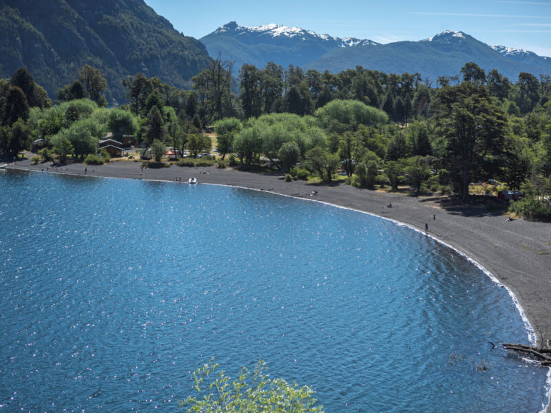 Lago y montañas en el Parque Nacional Lanín, Neuquén