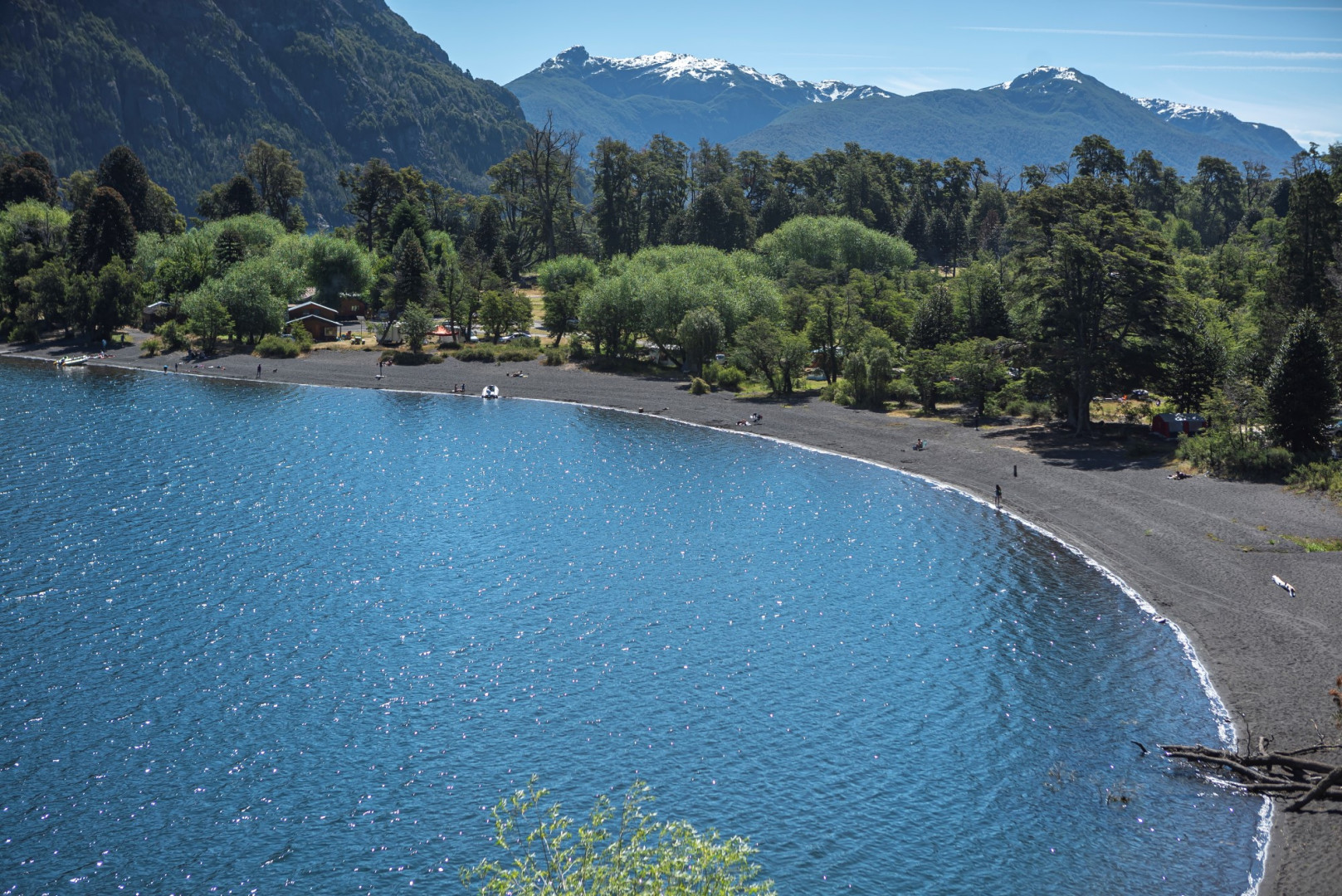 Lago y montañas en el Parque Nacional Lanín, Neuquén
