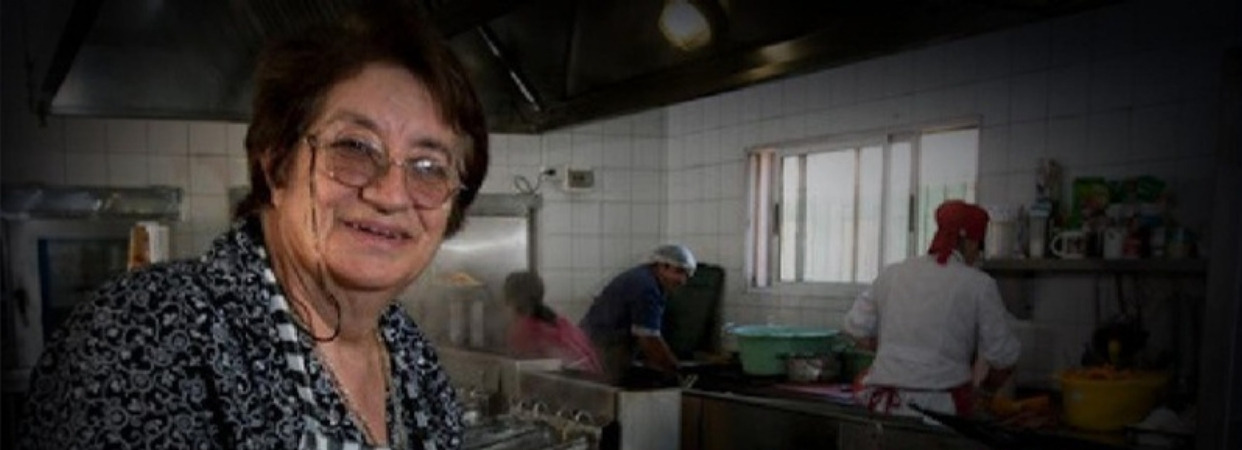 La cocinera Pepita Julián sonríe en la cocina del restaurante Ruca Hueney, en Junín de los Andes