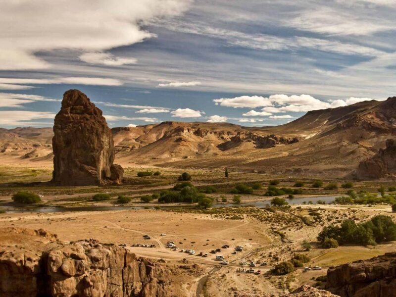 Piedra Parada, el gran monolito volcánico junto al río Chubut en la estepa de Gualjaina