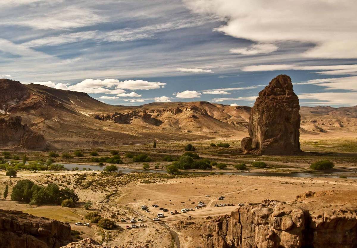 Piedra Parada, el gran monolito volcánico junto al río Chubut en la estepa de Gualjaina