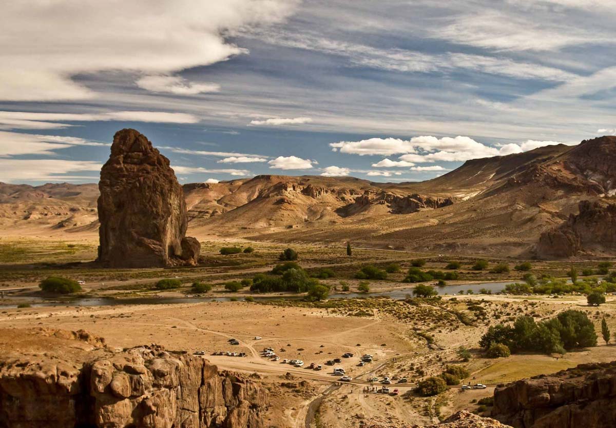 Piedra Parada, el gran monolito volcánico junto al río Chubut en la estepa de Gualjaina