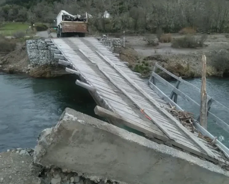 Puente histórico de Pampa Linda dañado por la crecida del río Manso, camino al Cerro Tronador