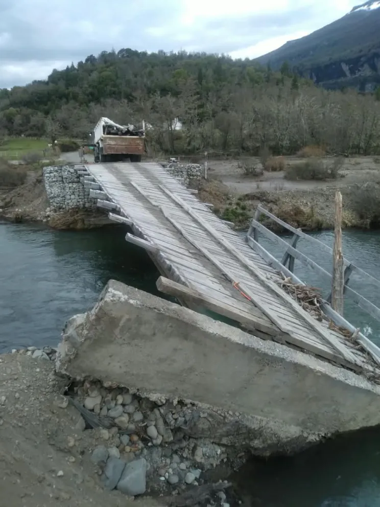 Puente histórico de Pampa Linda dañado por la crecida del río Manso, camino al Cerro Tronador