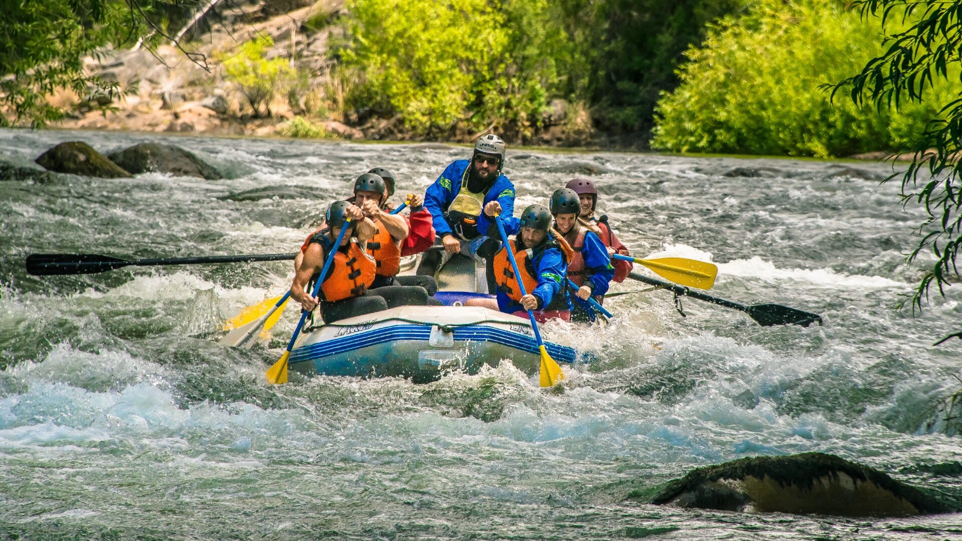 Balsa de rafting descendiendo los rápidos del río Corcovado, en la cordillera de Chubut