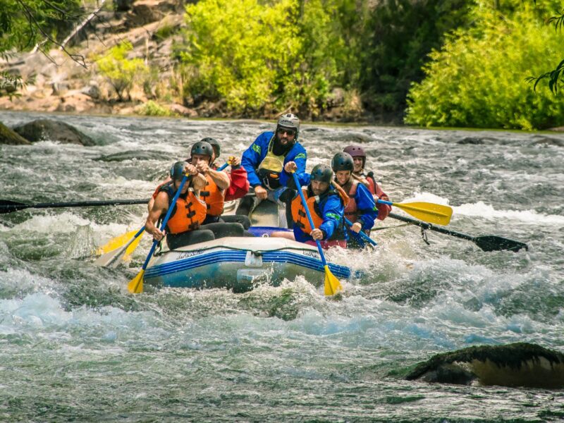 Balsa de rafting descendiendo los rápidos del río Corcovado, en la cordillera de Chubut