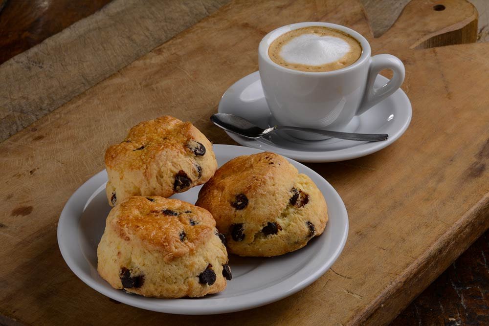 Café con scones de la panadería propia de Ramos Generales, Ushuaia