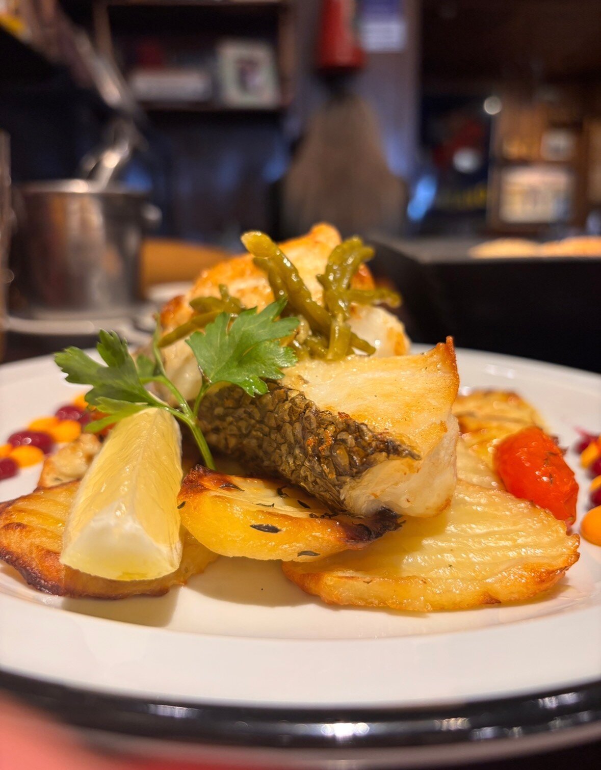 Filet de pescado con papas doradas y limón en Ramos Generales, Ushuaia
