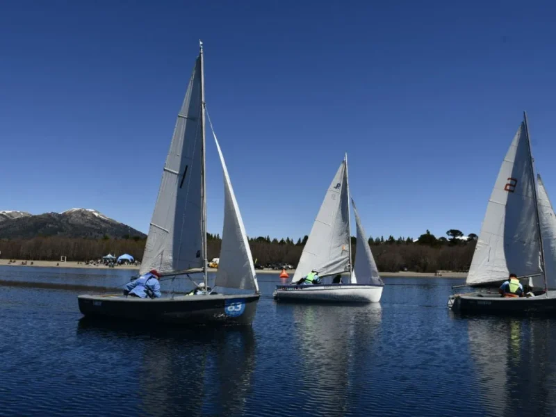 Veleros navegando en el lago Moquehue, Villa Pehuenia Moquehue