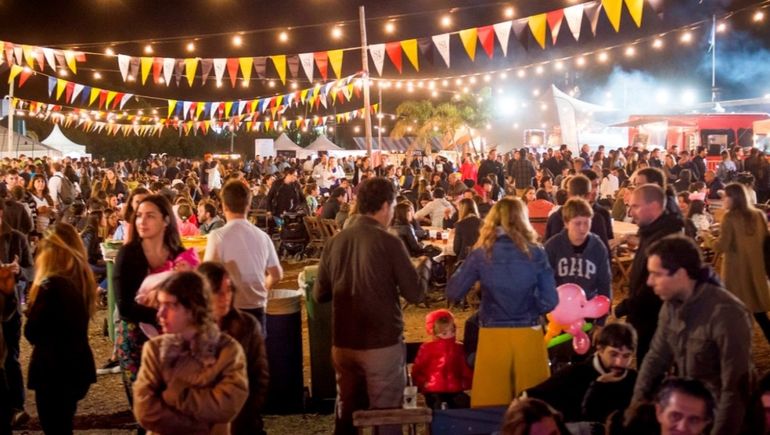 Feria gastronómica nocturna con puestos y luces, imagen ilustrativa de Ritual Cipolletti