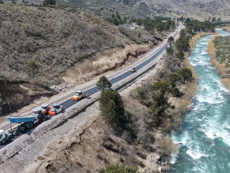 Vista aérea de la Ruta 23 recién asfaltada junto al río Aluminé, en el tramo hacia Villa Pehuenia
