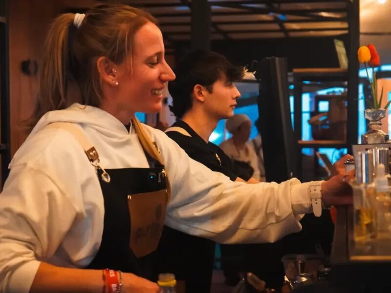Barra de coctelería con bebidas rionegrinas en el espacio Punto Río Negro de Bariloche a la Carta 2026