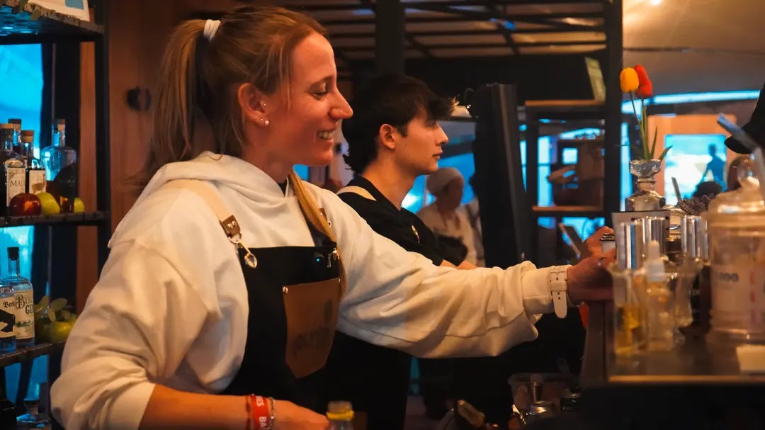 Barra de coctelería con bebidas rionegrinas en el espacio Punto Río Negro de Bariloche a la Carta 2026